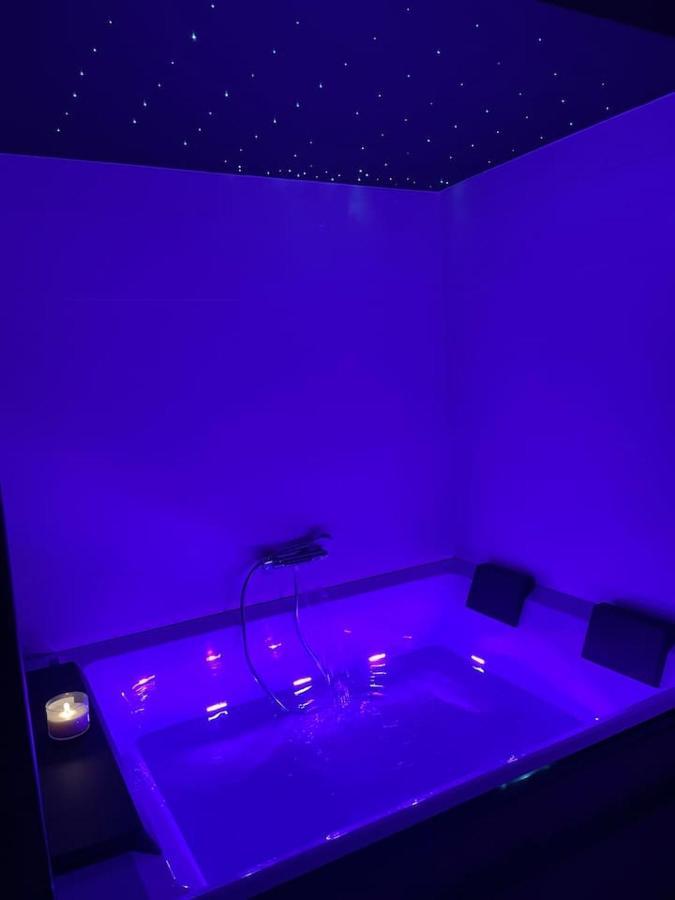 Love Room Gémozac المظهر الخارجي الصورة
